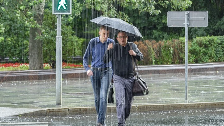 Сильный ливень заблокировал людей в авто в центре Москвы
