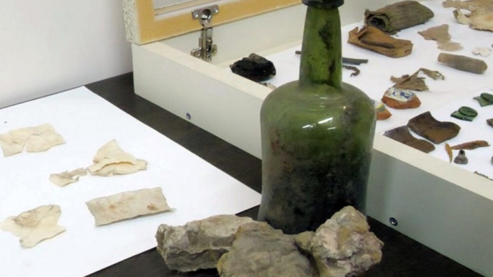 Во Владимире в монастырской стене рабочие нашли 12 предметов старины