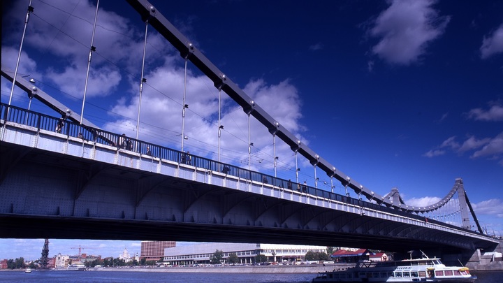 Залезшего на Крымский мост мужчину после уговоров спустили в люльке