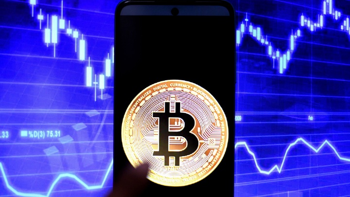 Россия обрушила курс биткоина? Эксперт объяснил рекордное падение криптовалюты