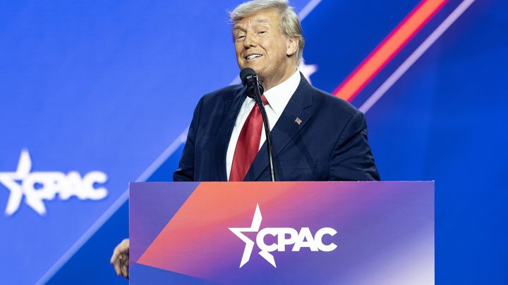 Требуйте высылки американцев из России. Захарова потроллила западные СМИ в связи с делом Трампа