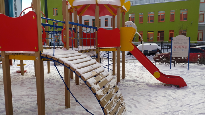 Неизвестный поджёг себя на детской площадке в Москве