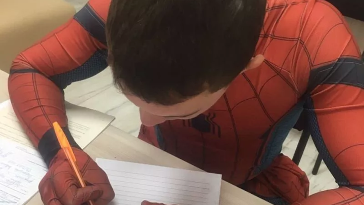 Полицейские Анапы задержали Человека-паука, который украл музыкальную колонку JBL