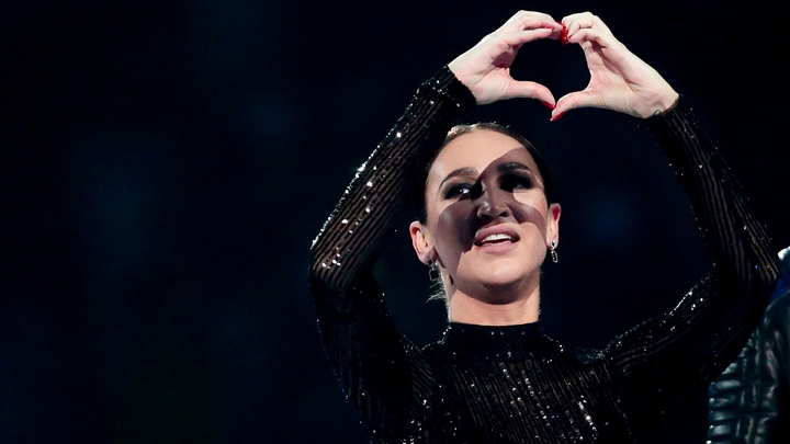 Бузова сбежала со сцены, обругав зрителей: Можете уходить