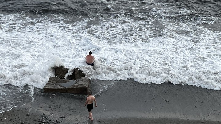 В Краснодарском крае продлено штормовое предупреждение до 6 августа: На регион идут грозы и град