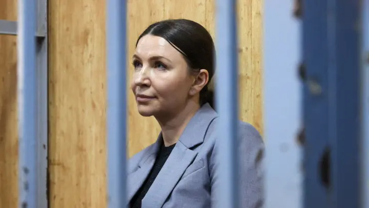 Фея желаний пьёт коктейли в Дубае: соцсети решили, что вместо Блиновской срок мотает двойник