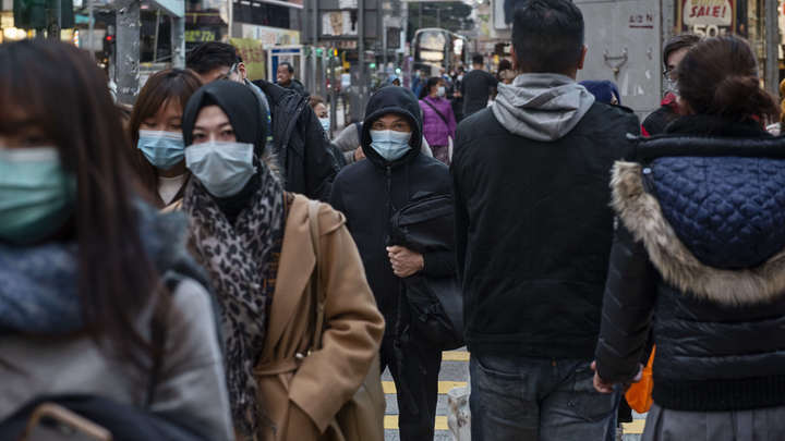 Магазины работают 6-8 часов в день. На входе измеряют температуру: Что происходит в закрытых на карантин городах Китая