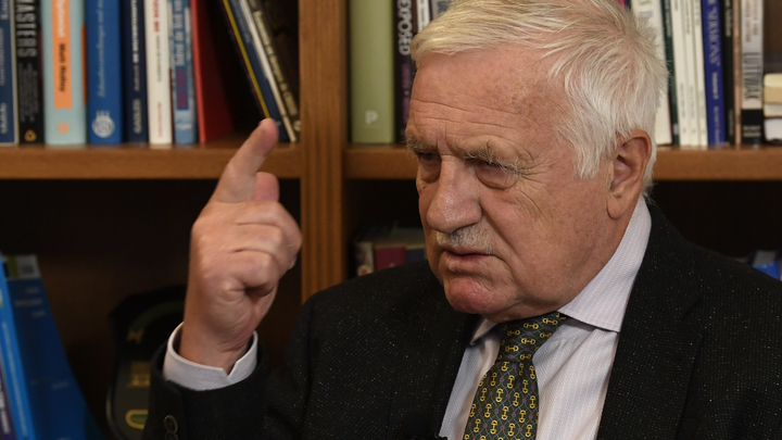 Экс-президент Чехии пустил в ход кулаки, услышав обвинения против России