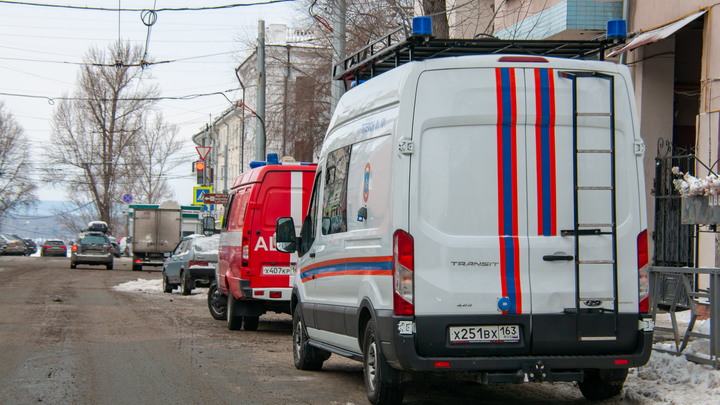 Людей спасло только чудо: из-за сильного ветра в Петербурге рухнули строительные леса