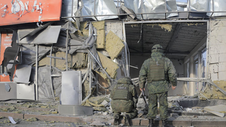 Русские штурмовики продвигаются в Марьинке по разрушенным ВСУ районам