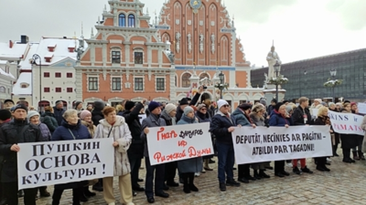 С холодной улыбочкой. Русских тихо убивают в Латвии