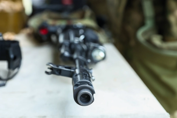 Боевики ВСУ прострелили ноги мирной жительнице в Селидово перед отступлением