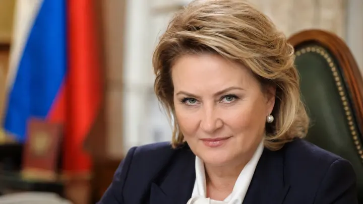 Экс-министр сельского хозяйства Елена Скрынник не пропала. Живёт во Франции и зарабатывает в России