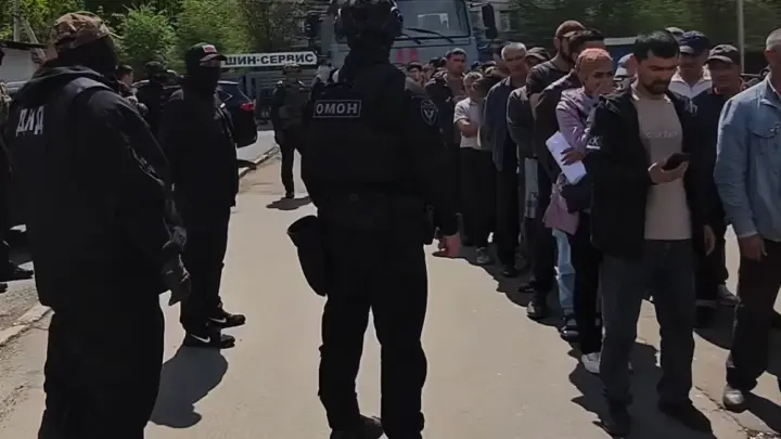 С ярмарки — в военкомат: мигрантов в Магнитогорске проверила Русская Община вместе с ОМОН