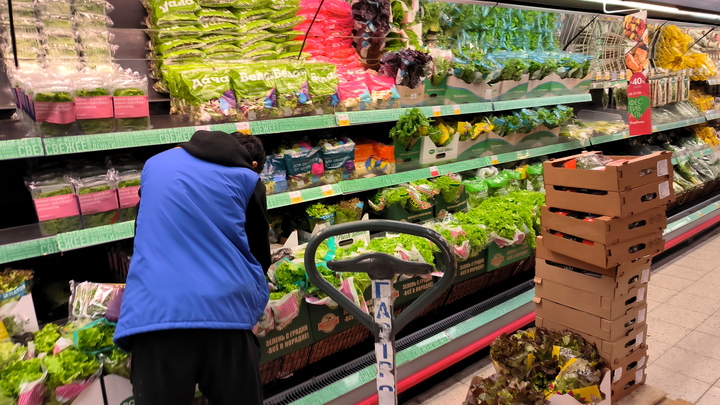 Магазины в России смогут бесплатно раздавать продукты с истекающим сроком годности