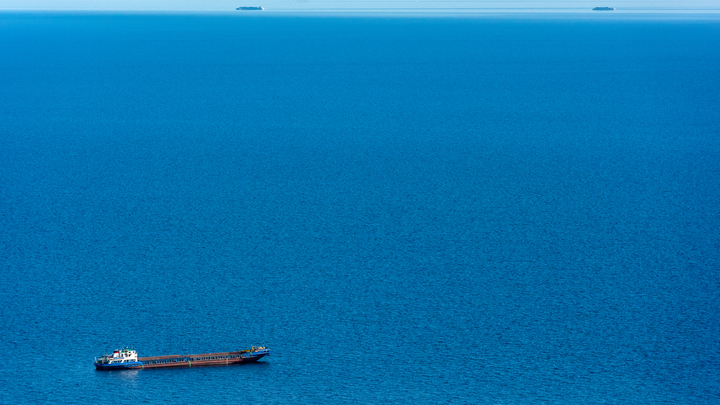 На эвакуацию севшего на мель у берегов Анапы сухогруза Blue Shark может потребоваться не один месяц