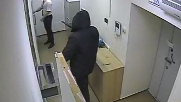 В Грузии грабитель захватил банк и взял людей в заложники — подробности