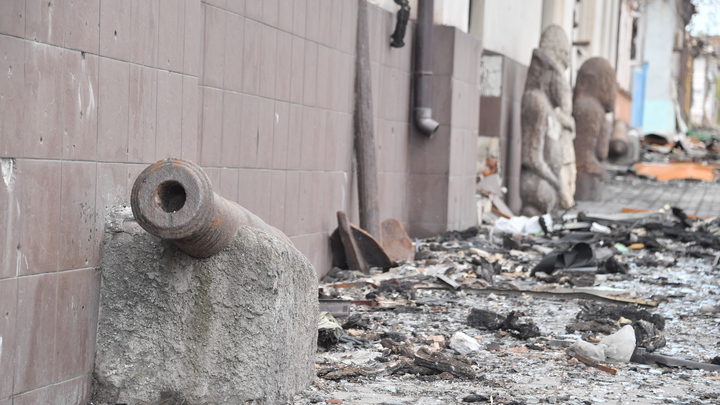 Оперная певица из Китая исполнила Катюшу на руинах театра в Мариуполе