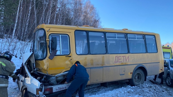 Погиб 7-летний ребенок: в Челябинской области школьный автобус врезался в ВАЗ