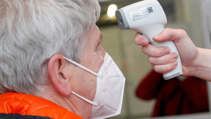 Не заразиться - просто: Назван способ уберечься от COVID, если болеют родственники