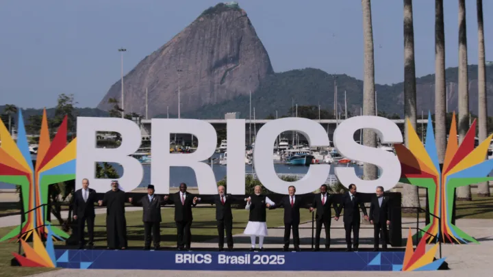 Bloomberg сравнил общие фото с саммитов G20 и БРИКС