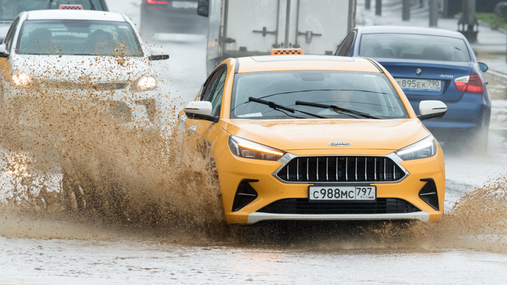 Водители пожаловались на затопленные улицы 1 сентября в Екатеринбурге