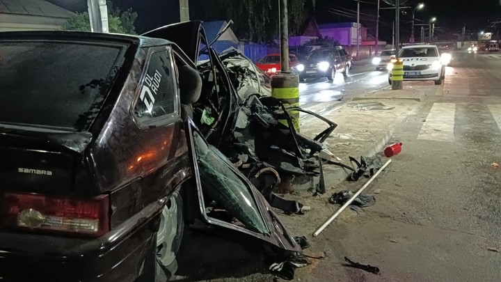 В Иванове трое молодых людей на «Ладе» разбились об островок безопасности