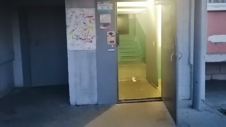 В Магнитогорске завели дело на женщину, которая оставила в подъезде ребёнка