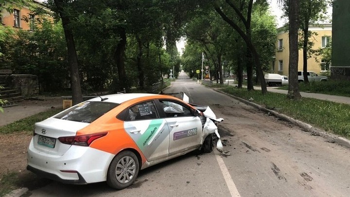 Пьяный екатеринбуржец на каршеринговой машине врезался в ограждение, удирая от ДПС