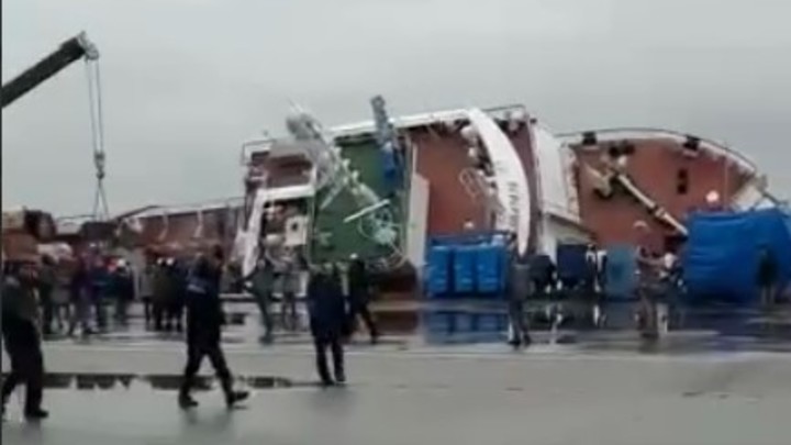 На судостроительном заводе под Петербургом опрокинулось судно с людьми: прямая трансляция