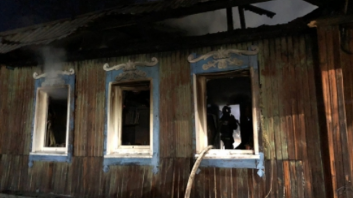 Два человека погибли в пожаре в частном доме под Новосибирском