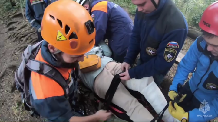 Спасатели Сочи несли 2,5 часа травмированную туристку по горам