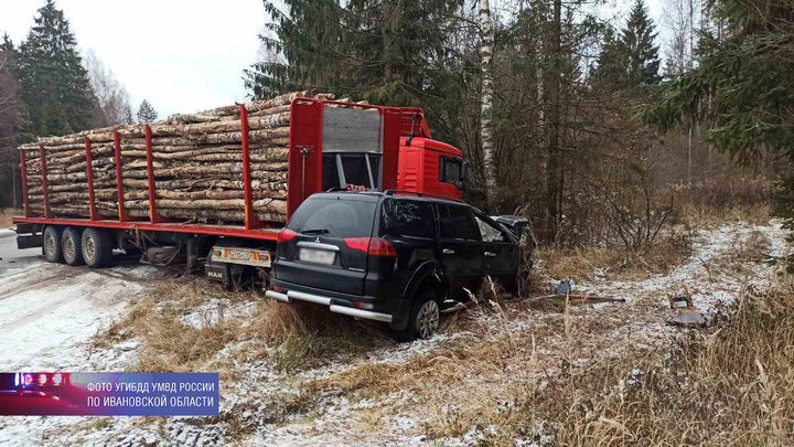 На трассе Ростов-Иваново-Нижний Новгород столкнулись лесовоз и внедорожник, погиб человек