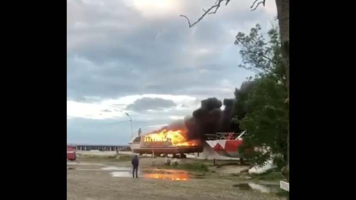 В Туапсинском районе пожарные потушили сгоревшее туристическое судно