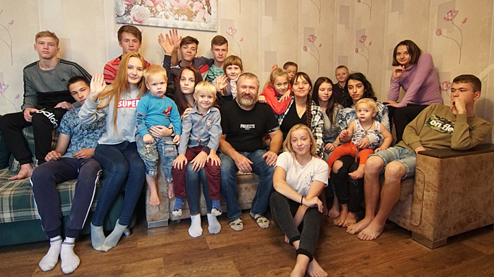 К нему никто и не придёт, он из детского дома: мама Валя спасла мальчишку, забрав в семью