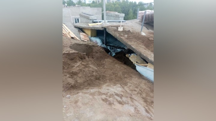 Потолок обрушился в жилом доме во время ремонта крыши в Новокузнецке