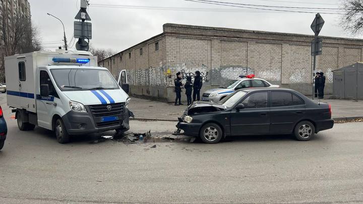 В Ростове столкнулись автозак и иномарка