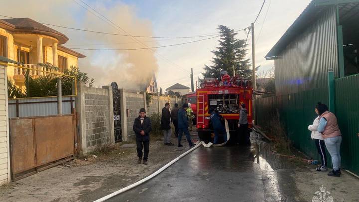 Прокуратура проводит проверку по факту возгорания трёх частных домов в Сочи
