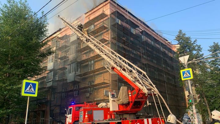 Из пятиэтажки в Екатеринбурге эвакуировали жильцов из-за горящей крыши