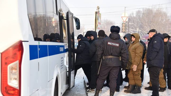 В Красноярске получившим русские паспорта мигрантам вручили повестки в военкомат