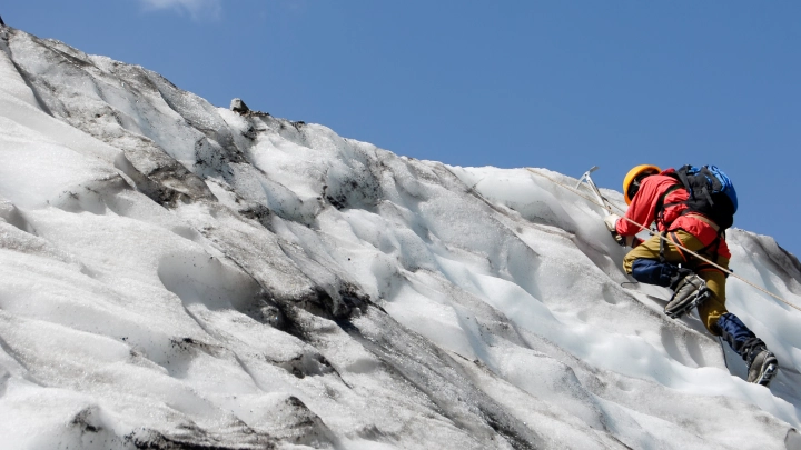 Дурные знаки были с самого начала: Почему русская альпинистка осталась одна на пике Победы в Киргизии?