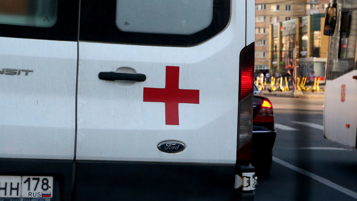 В Москве легковой автомобиль с водителем внутри смяло между двумя грузовиками