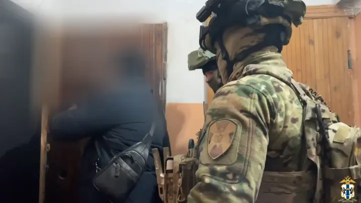 В Новосибирске задержали иностранца, делавшего деньги на легализации мигрантов