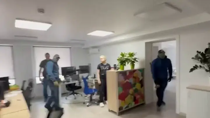 Задержание в URA.RU: кого забрали в полицию, версии, видео обысков