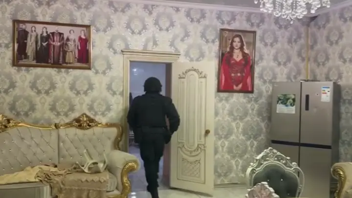 Девять цыган доставили в полицию из родового дворца в Челябинске: смотрим фото