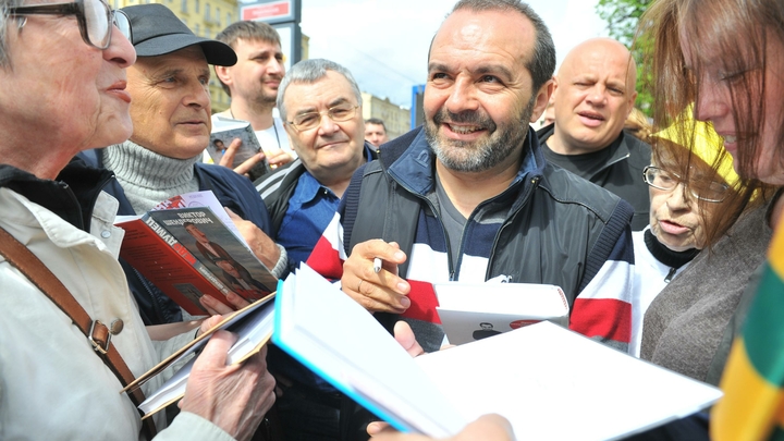 С Красным знаменем цвета одного: Иноагента Шендеровича украинцы покрасили в Вильнюсе