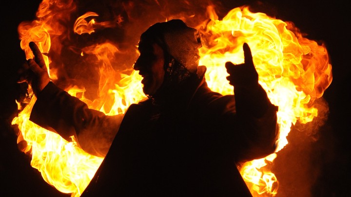 Пьяный мужчина пытался заживо сжечь полицейского в селе под Томском