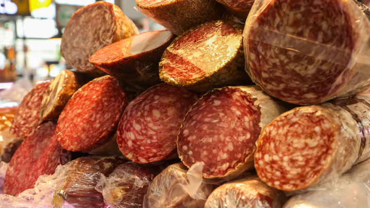 Диетолог: колбаса с мясным клеем может вести к Паркинсону и Альцгеймеру