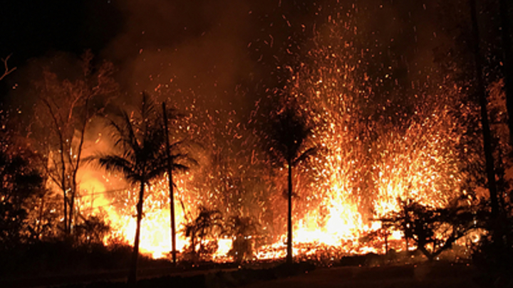 В жерле ада: На Гавайях извергающемуся вулкану показали «красную» карточку