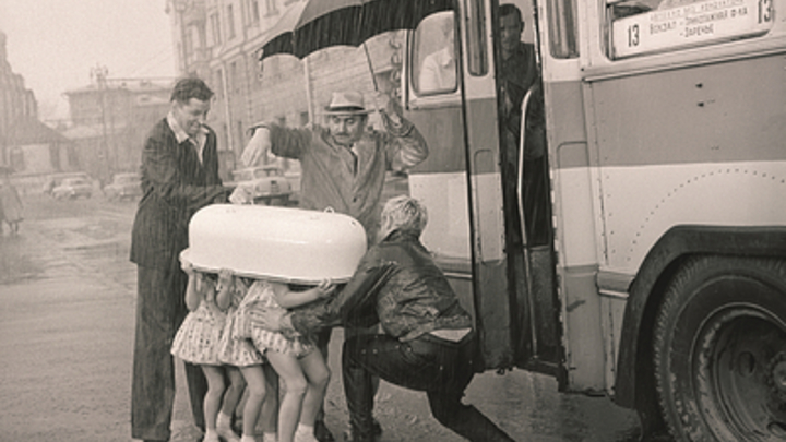 Настоящего любимца Гайдая сложно заметить в фильмах. Он обогнал даже жену режиссёра